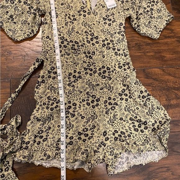 NEW Urban Outfitters size medium Ditzy Floral Print Tie Back Puff Sleeve Romper - Picture 5 of 14